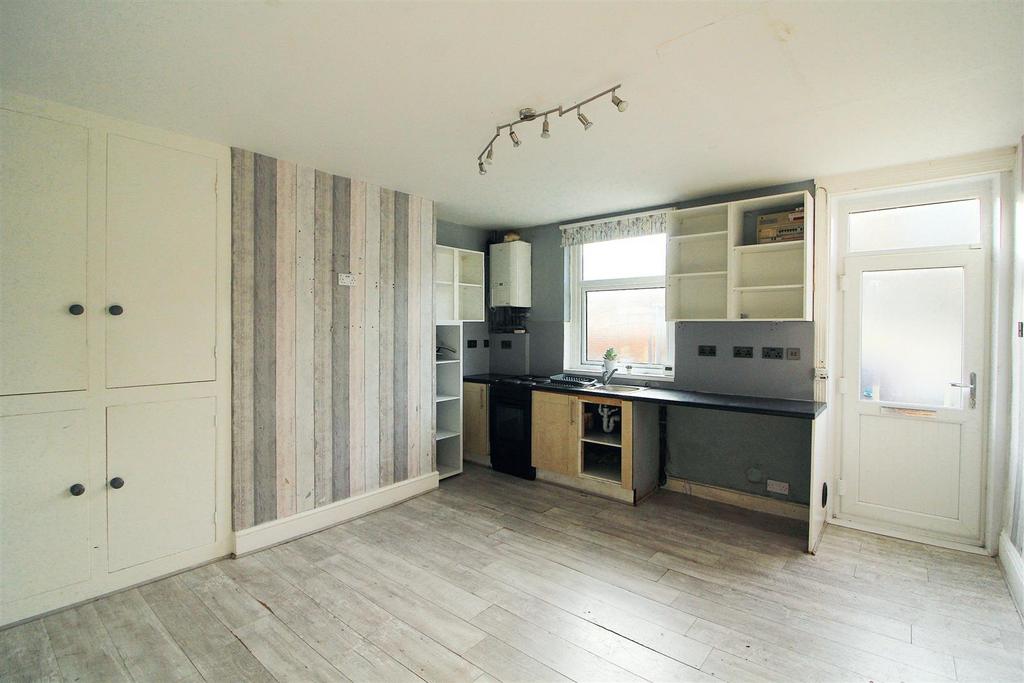 Woodbine Terrace, Clayton West, Huddersfield, HD8 9PY 3 bed terraced