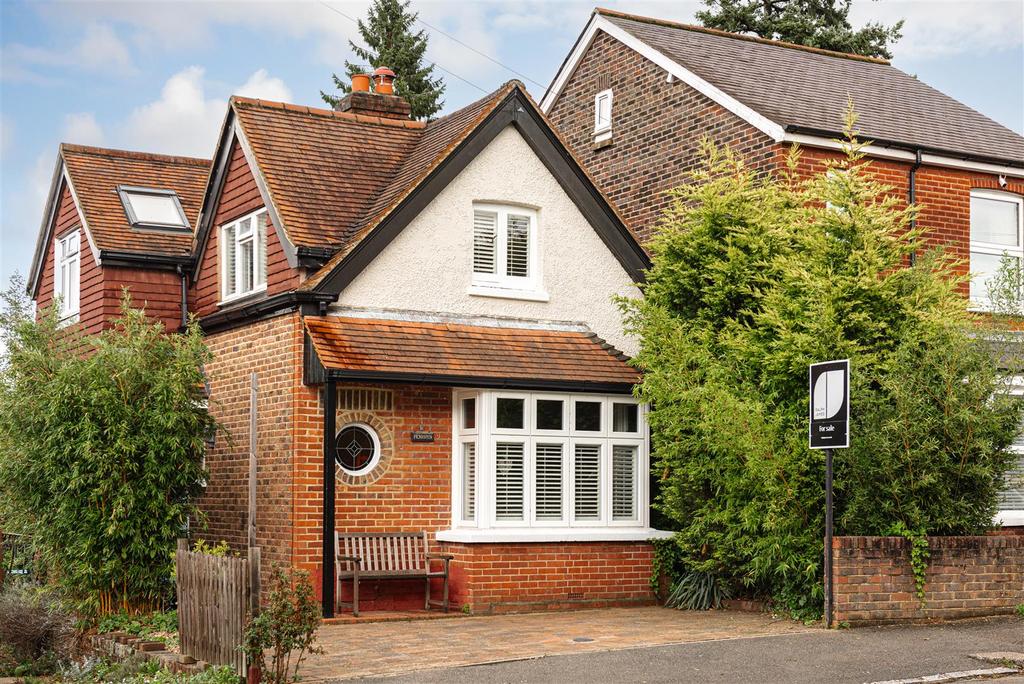 Chartfield Road, Reigate 3 bed detached house for sale £800,000