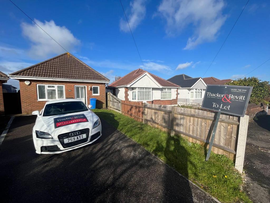 Kinson Avenue, Oakdale, Poole 3 bed bungalow £1,150 pcm (£265 pw)