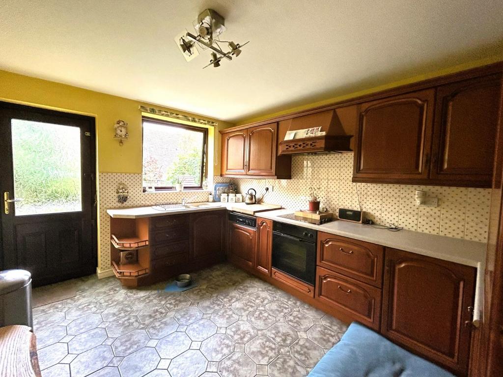 Kitchen 2.JPG