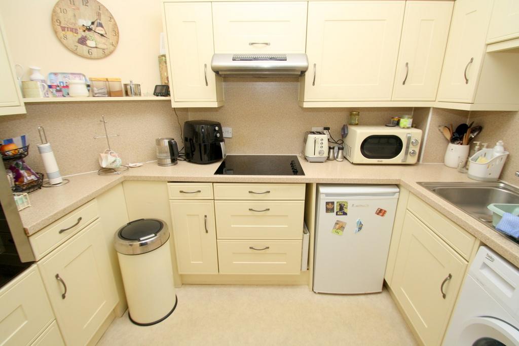 Albany Place, Egham, TW20 2 bed retirement property for sale £180,000