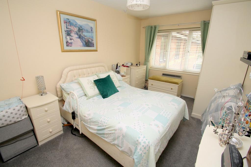 Albany Place, Egham, TW20 2 bed retirement property for sale £180,000