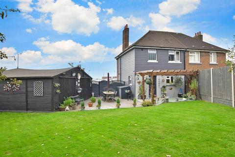 2 Lockyer Road, Purfleet-on-thames, RM19 1RU