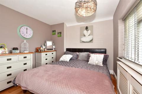 2 Lockyer Road, Purfleet-on-thames, RM19 1RU