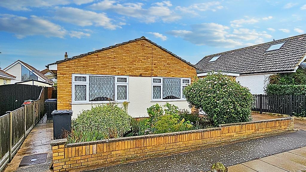 St Annes Drive, Herne Bay 3 bed detached bungalow to rent £1,350 pcm