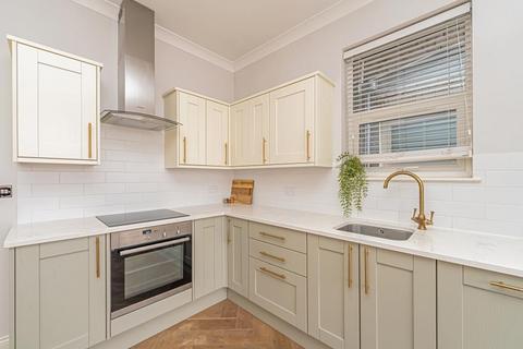 2 bedroom flat for sale, Roehampton Lane (Garden Flat), SW15