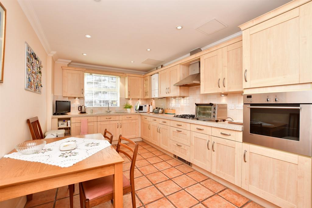 Potters Place, Horsham, West Sussex 2 bed ground floor flat for sale £475,000