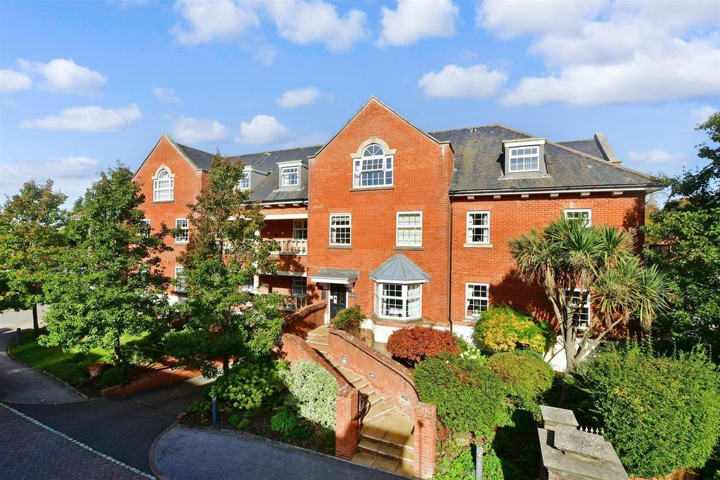 Potters Place, Horsham, West Sussex 2 bed ground floor flat for sale