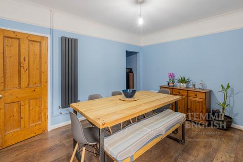 3 bedroom semi-detached house for sale - Martin Road, Ipswich, IP2
