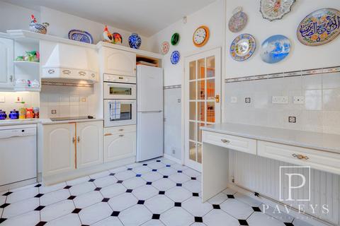 69 Fourth Avenue, Frinton-on-sea, CO13 9DY