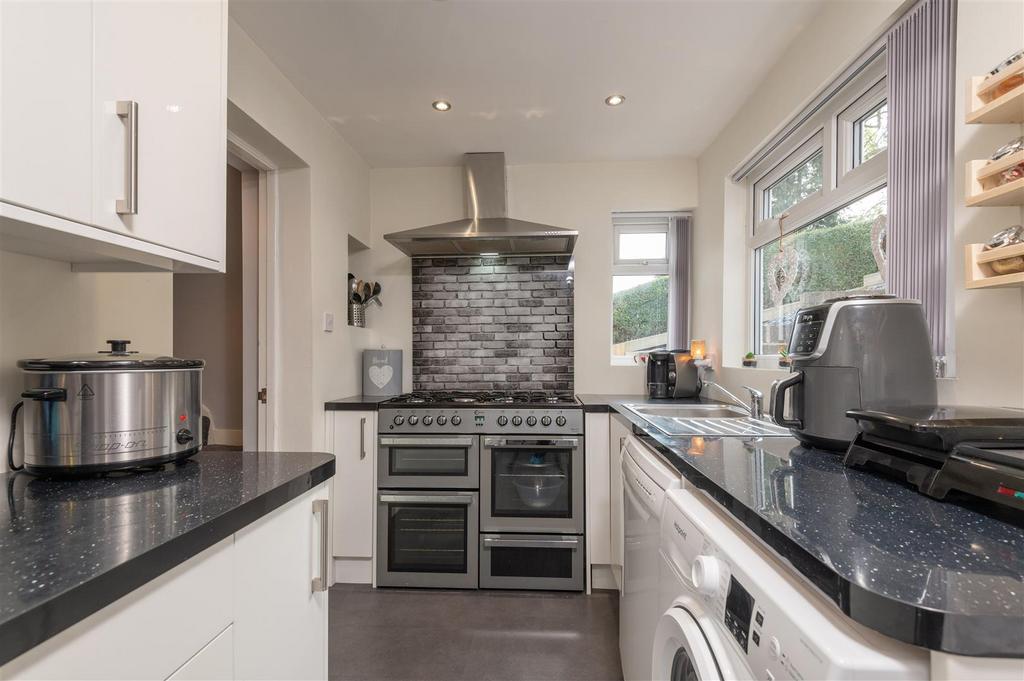 Bradford Road, Huddersfield 5 bed detached bungalow for sale £339,950