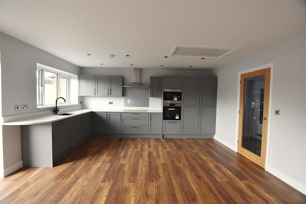 Pound Lane, CliftonOnTeme, Worcestershire 2 bed detached bungalow for