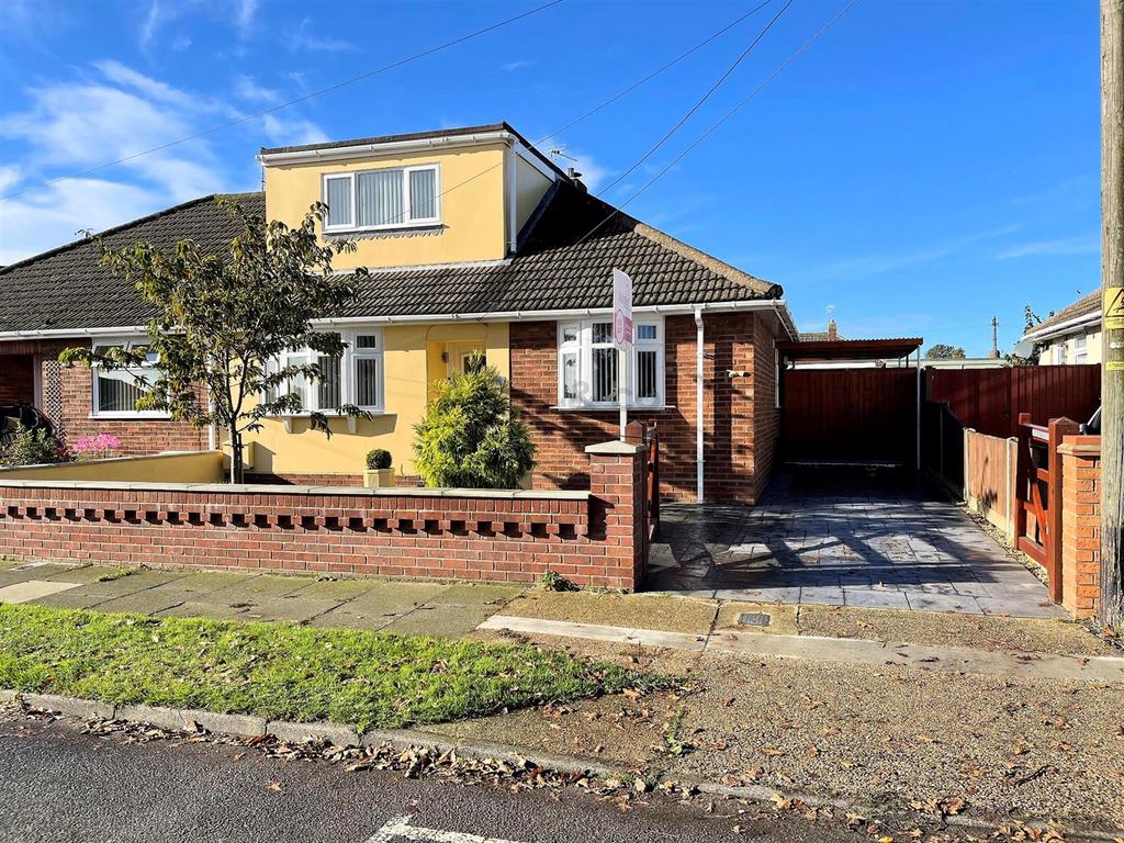 Highland Way, South Lowestoft 2 bed chalet for sale £290,000