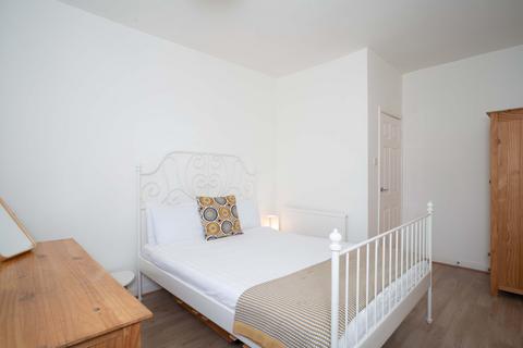 255/3 Canongate, Edinburgh, EH8 8BQ