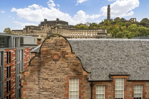 255/3 Canongate, Edinburgh, EH8 8BQ