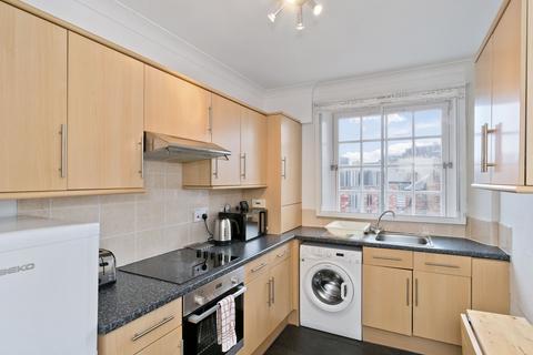 255/3 Canongate, Edinburgh, EH8 8BQ