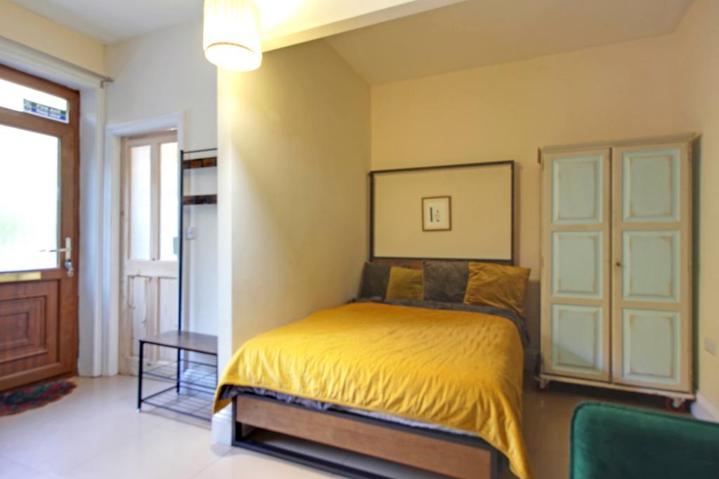 Lounge or Studio Flat