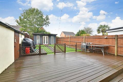 114 Hatch Gardens, Tadworth, KT20 5JT