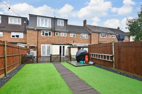 114 Hatch Gardens, Tadworth, KT20 5JT