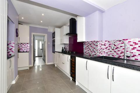 114 Hatch Gardens, Tadworth, KT20 5JT