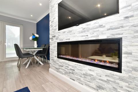 114 Hatch Gardens, Tadworth, KT20 5JT