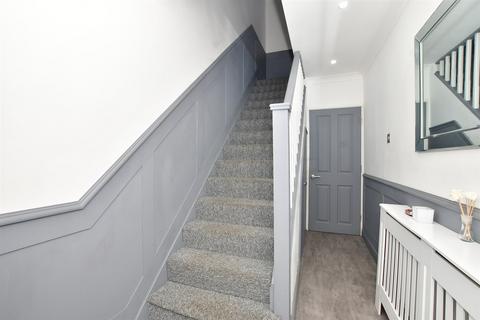 114 Hatch Gardens, Tadworth, KT20 5JT