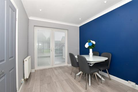 114 Hatch Gardens, Tadworth, KT20 5JT
