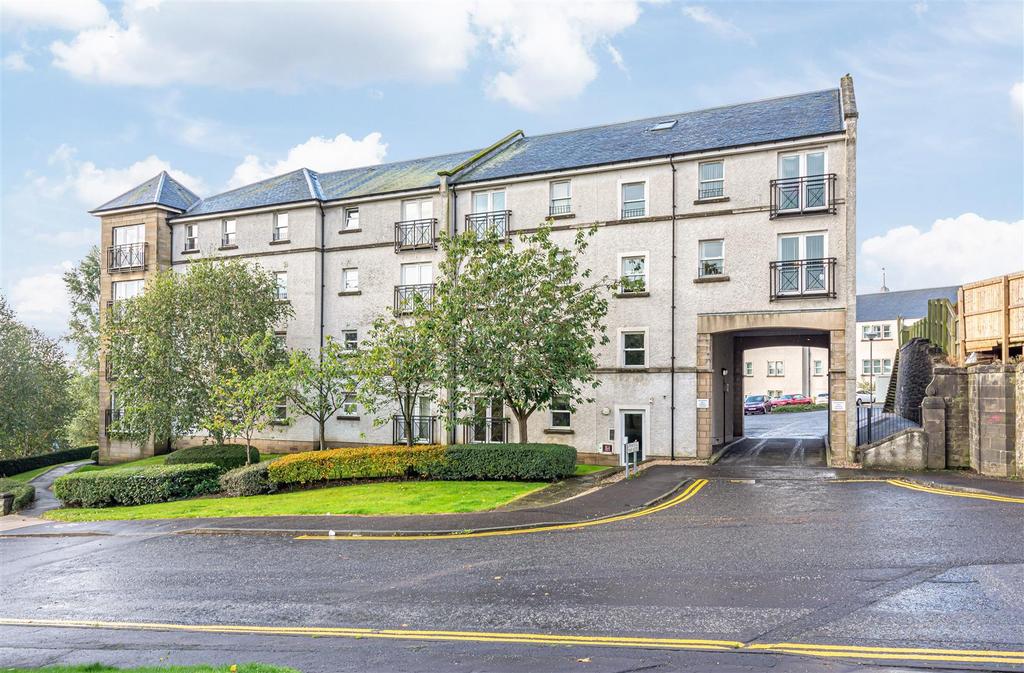 4 Edmund Place, Dunfermline, KY12 7ET 2 bed flat £129,000