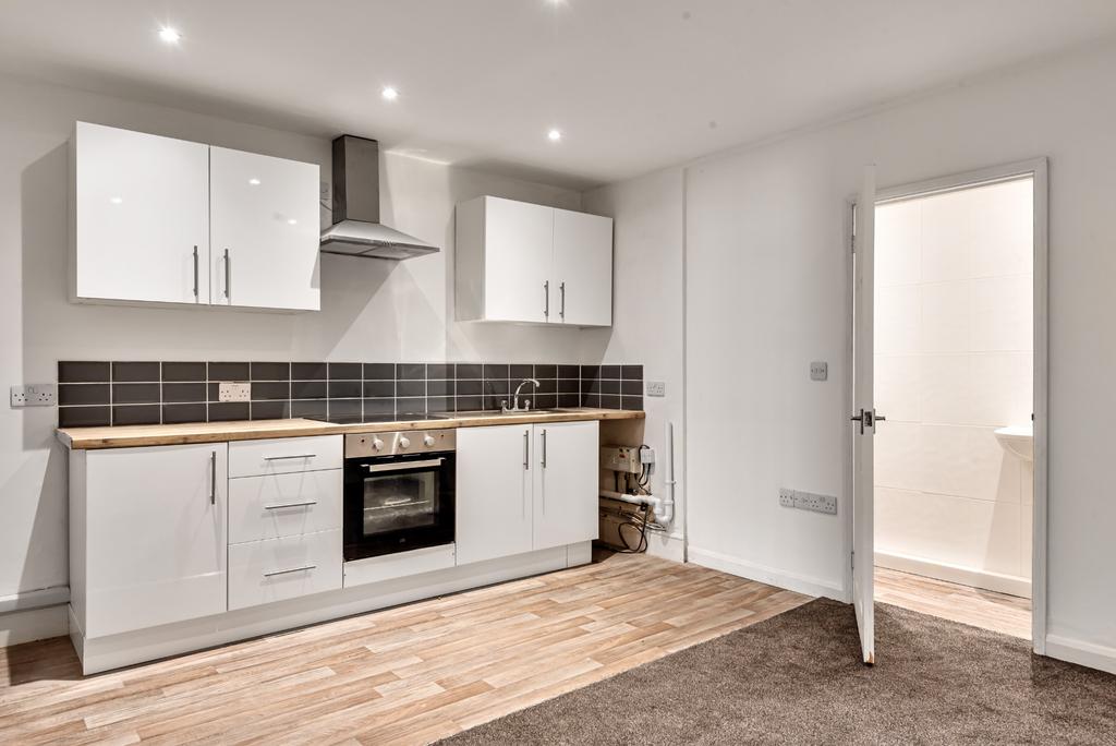 Hindhead 1 bed flat to rent £800 pcm (£185 pw)