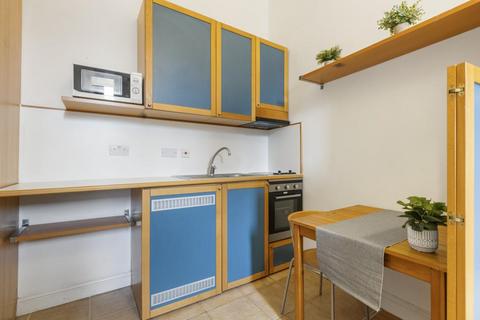 Studio to rent, West Cromwell Road, Earls Court, London, SW5