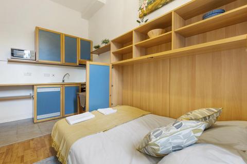 Studio to rent, West Cromwell Road, Earls Court, London, SW5
