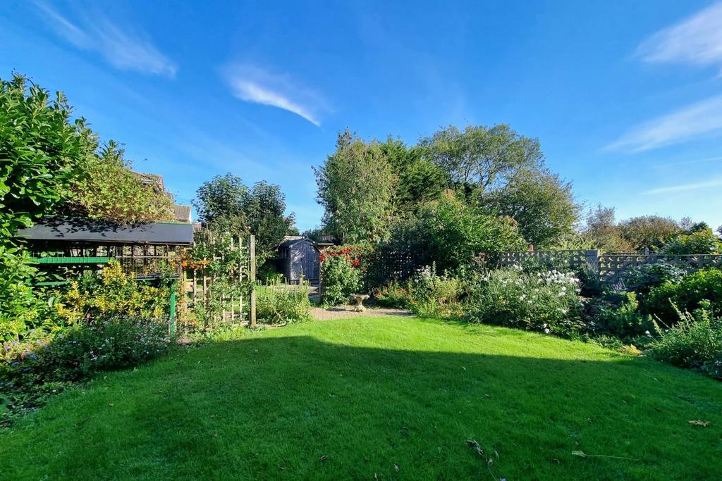 MILLER DRIVE, FAREHAM. GUIDE PRICE £525,000 £550,000. 4 bed detached