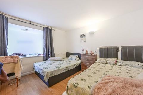 3 bedroom flat for sale, Johnson Street, Shadwell, London, E1