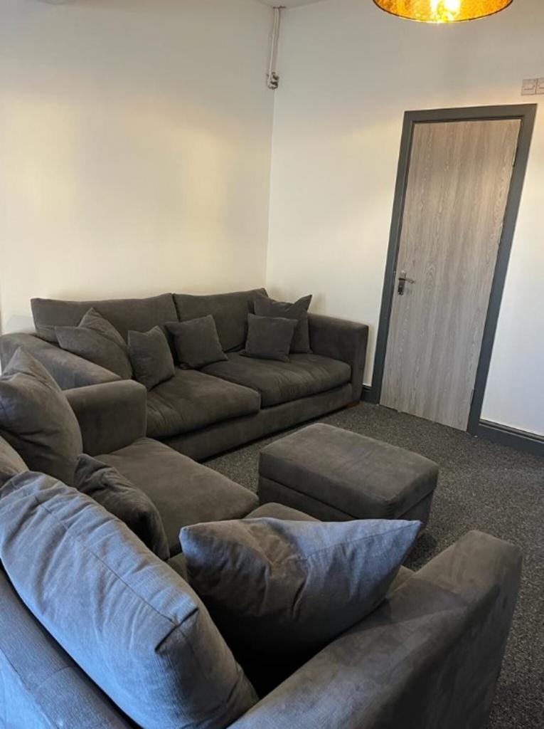 Swansea SA1 5 bed flat to rent £470 pcm (£108 pw)
