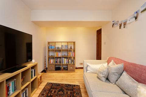 17/13 Johns Place, Edinburgh, EH6 7EN