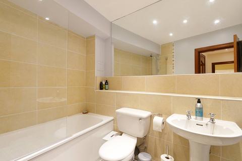 17/13 Johns Place, Edinburgh, EH6 7EN