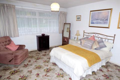 2 bedroom ground floor flat for sale, Briarleas Gardens, Upminster RM14