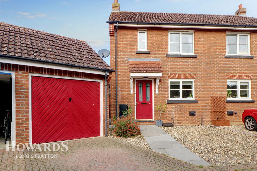 34 Hill Farm Road, Long Stratton NR15 2WA 3 bed semidetached house for
