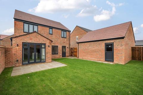 4 bedroom detached house to rent, Ottershaw, Chertsey
