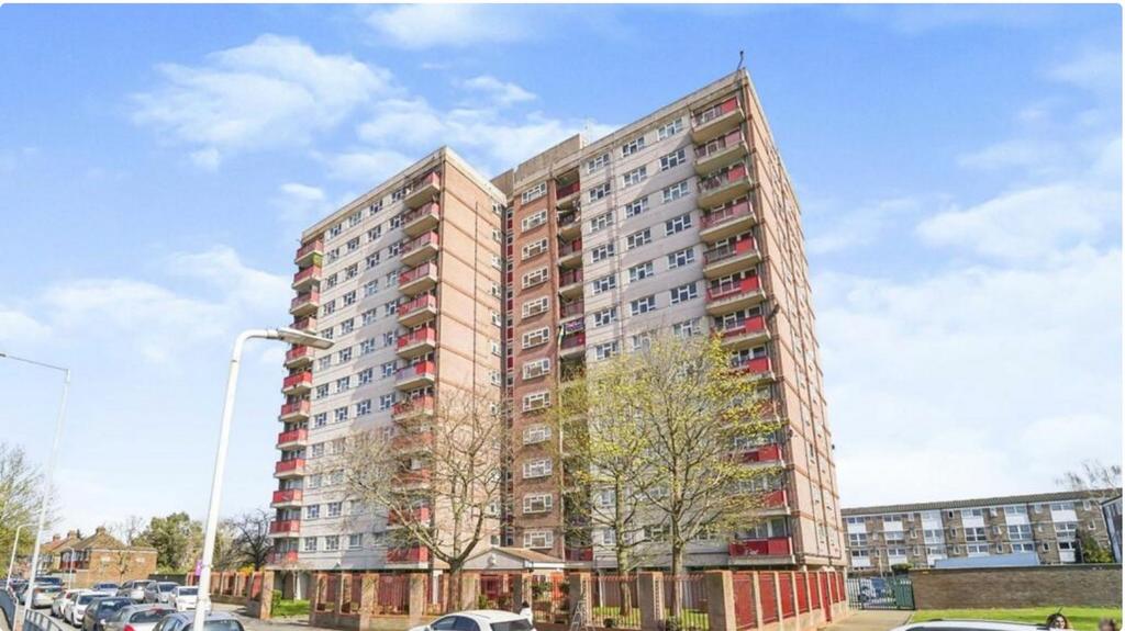 Yeading Lane, Hayes, UB4 2 bed apartment £220,000