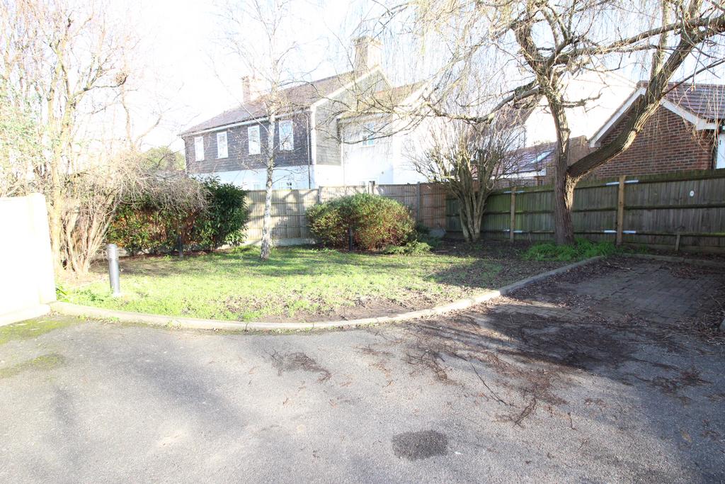 Longfellow Road, Worcester Park KT4 2 bed flat for sale £315,000