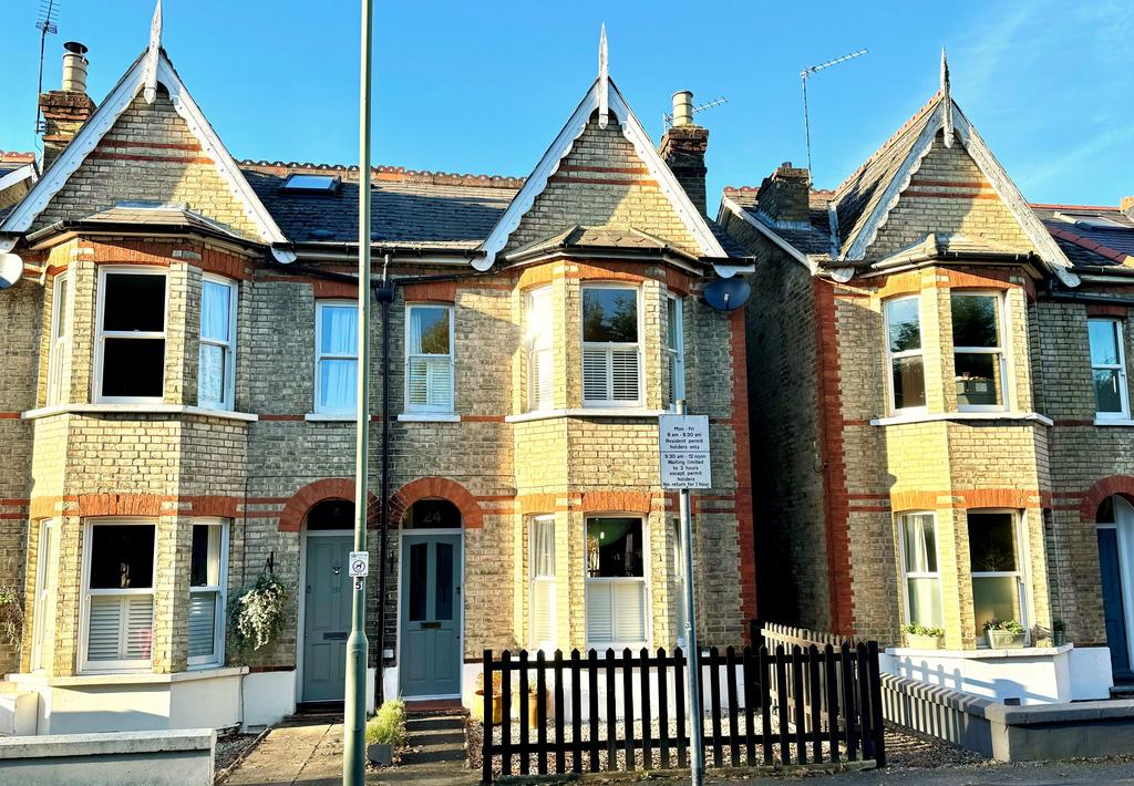 West Grove, Hersham KT12 3 bed semidetached house for sale £650,000