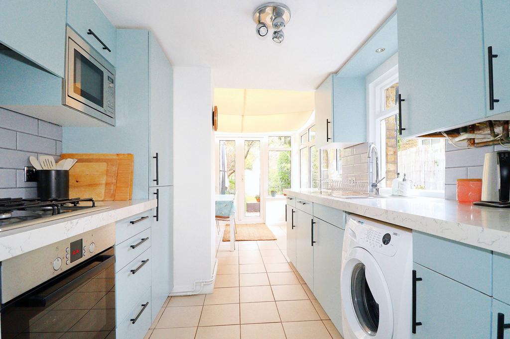 West Grove, Hersham KT12 3 bed semidetached house for sale £650,000