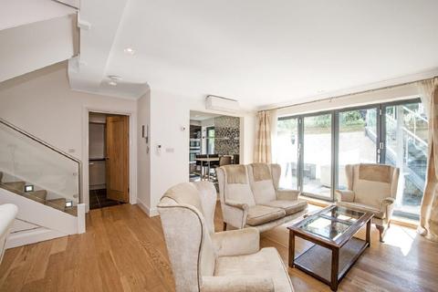 7 Salisbury Mews, London, SW6 7DS