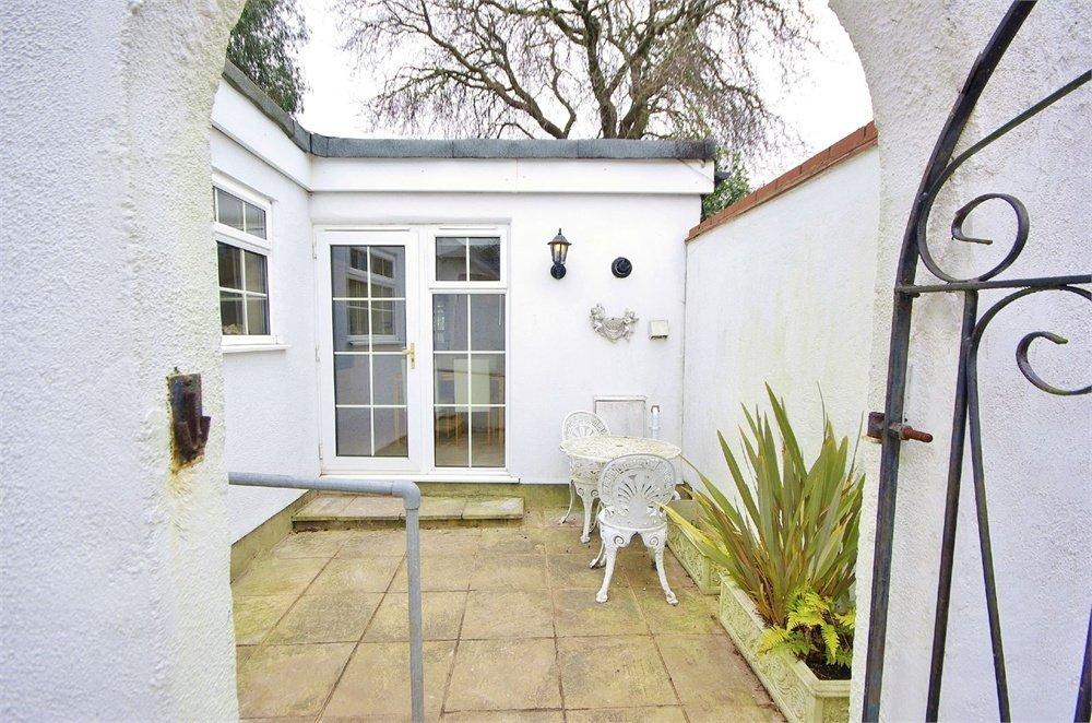 Avenue Terrace, Bushey, Watford, WD19 1 bed to rent £1,360