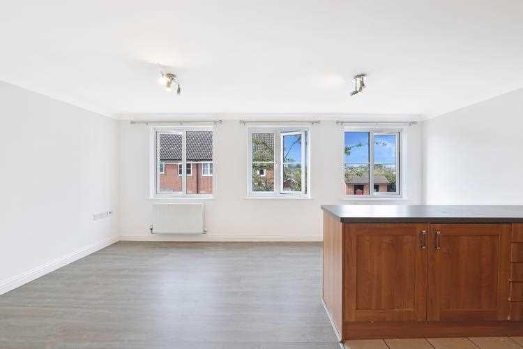 Apartment in Dagenham - View 5