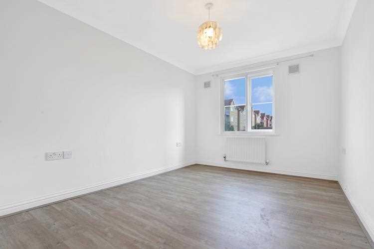 Apartment in Dagenham - More