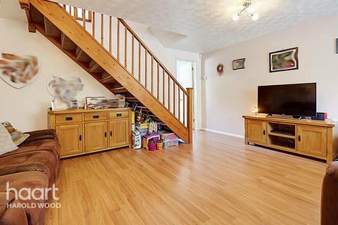9 Troopers Drive, Romford, RM3 9DE