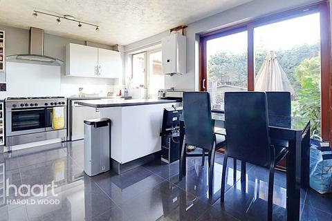 9 Troopers Drive, Romford, RM3 9DE