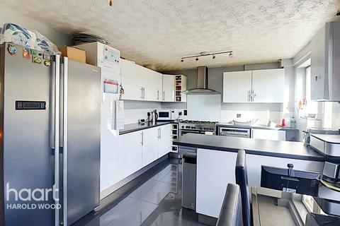 9 Troopers Drive, Romford, RM3 9DE